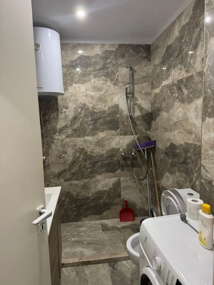 Tirane, jepet me qera apartament 2+1 Kati 4, 93 m² 1.000 € (Liqeni i Thatë)