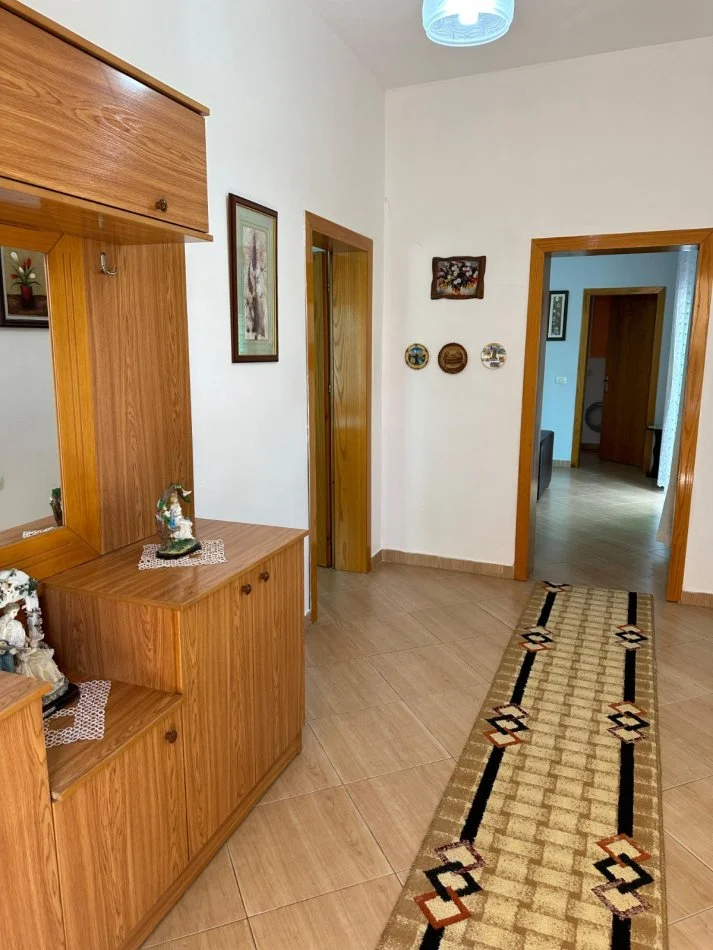 Tirane, jepet me qera apartament 2+1 Kati 2, 100 m² 450 € (Porcelan)