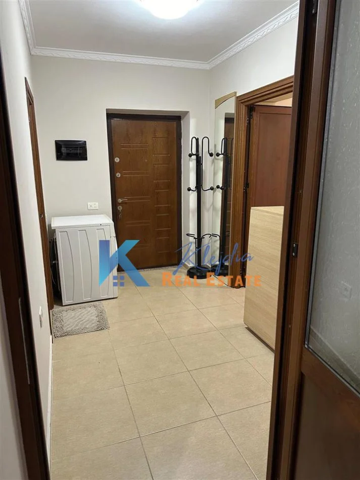 Tirane, jap me qera apartament 2+1+Ballkon Kati 2, 70 m² 600 € (Rruga e Durresit, afer hotel Colosseo)