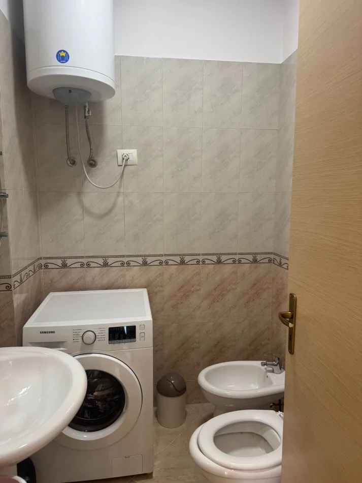Tirane, jepet me qera apartament 2+1 Kati 5, 110 m² 650 € (Prane Shkolles se Bashkuar)