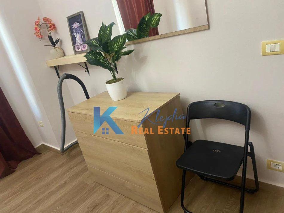 Shqiperi, jap me qera apartament 1+1+Ballkon Kati 2, 65 m² (Mbikalimi i Komunes se Parisit, afer hotel Queen)