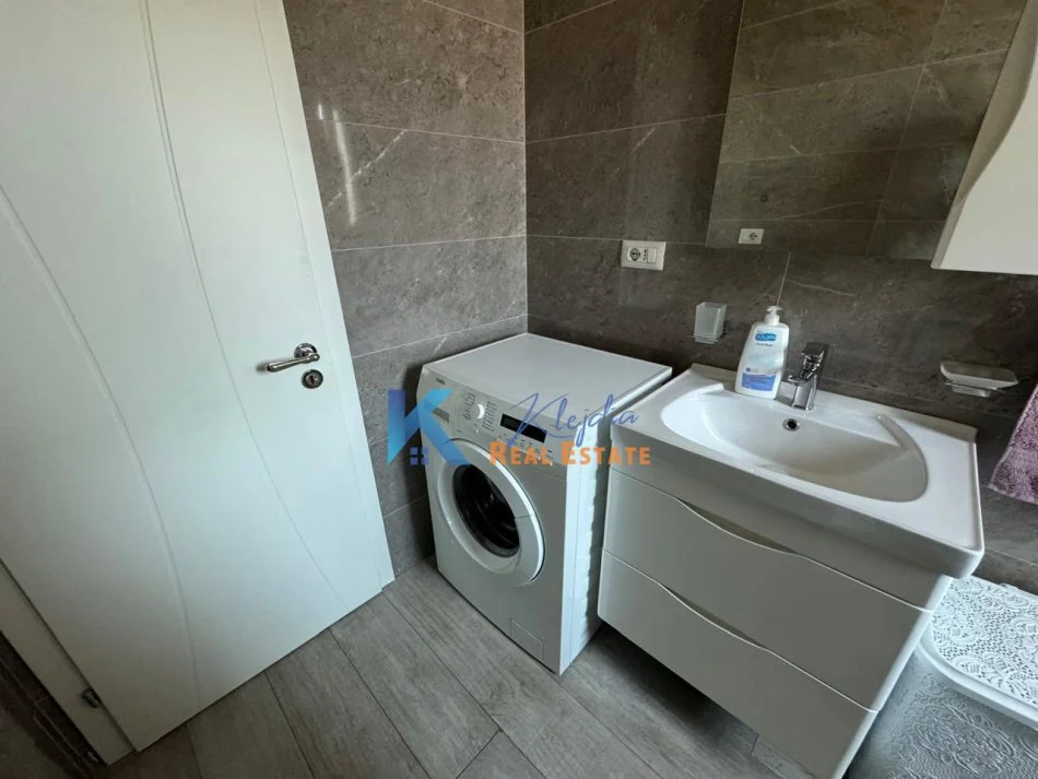 Tirane, jap me qera apartament 1+1+Ballkon Kati 4, 61 m² (Kryqezimi i 21 Dhjetorit)