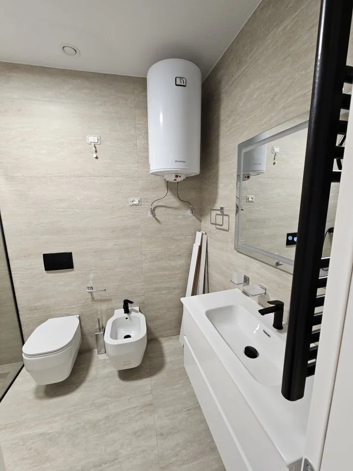 Tirane, jepet me qera apartament 2+1 Kati 10, 128 m² 2.000 € (Lake View)