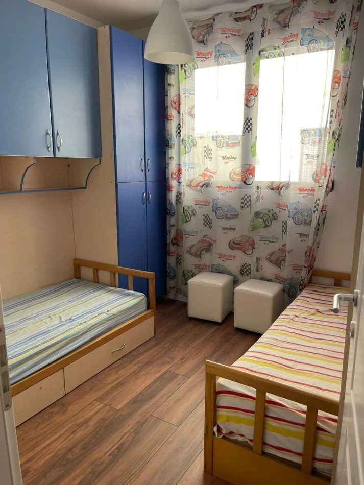 Tirane, jepet me qera apartament 2+1+Ballkon Kati 2, 85 m² 500 € (Komuna e Parisit, rruga Bill Klinton)