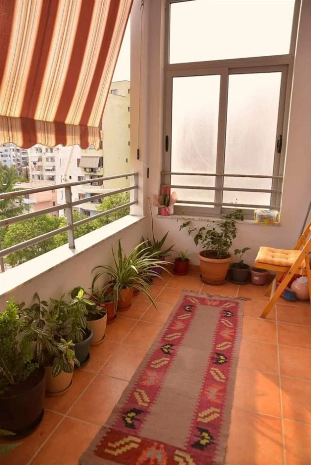 Tirane, jepet me qera apartament 1+1+Ballkon Kati 5, 72 m² 370 € (Fresku, Rruga Muhamet Deliu)