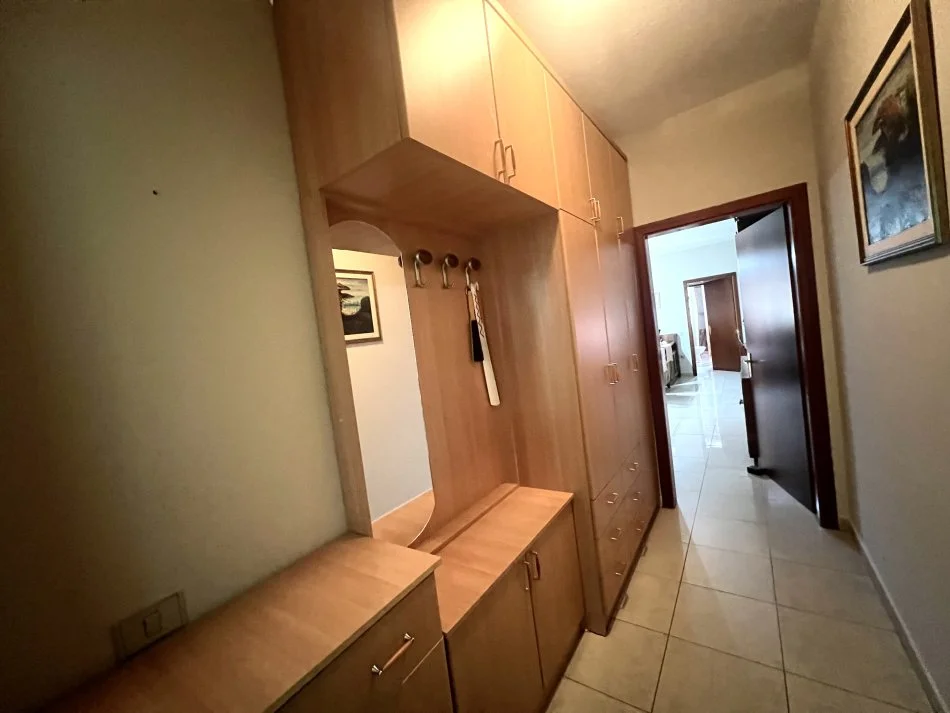 Tirane, jepet me qera apartament 1+1+Ballkon Kati 4, 600 € (MYSLYM SHYRI)