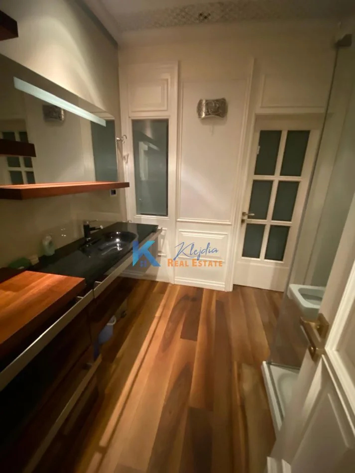 Tirane, jap me qera apartament 1+1+Aneks+Ballkon Kati 2, 75 m² 700 € (Rruga Qemal Stafa, afer Shkolles se Kuqe)