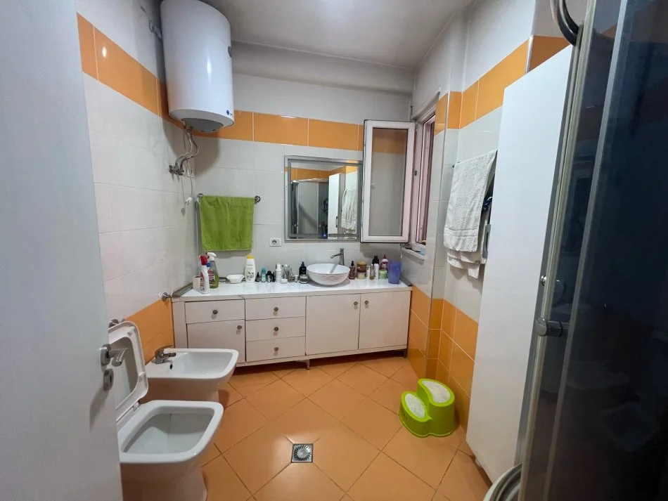 Tirane, jap me qera apartament 2+1+Ballkon Kati 4, 95 m² 1.000 € (Kompleksi Kika 2)