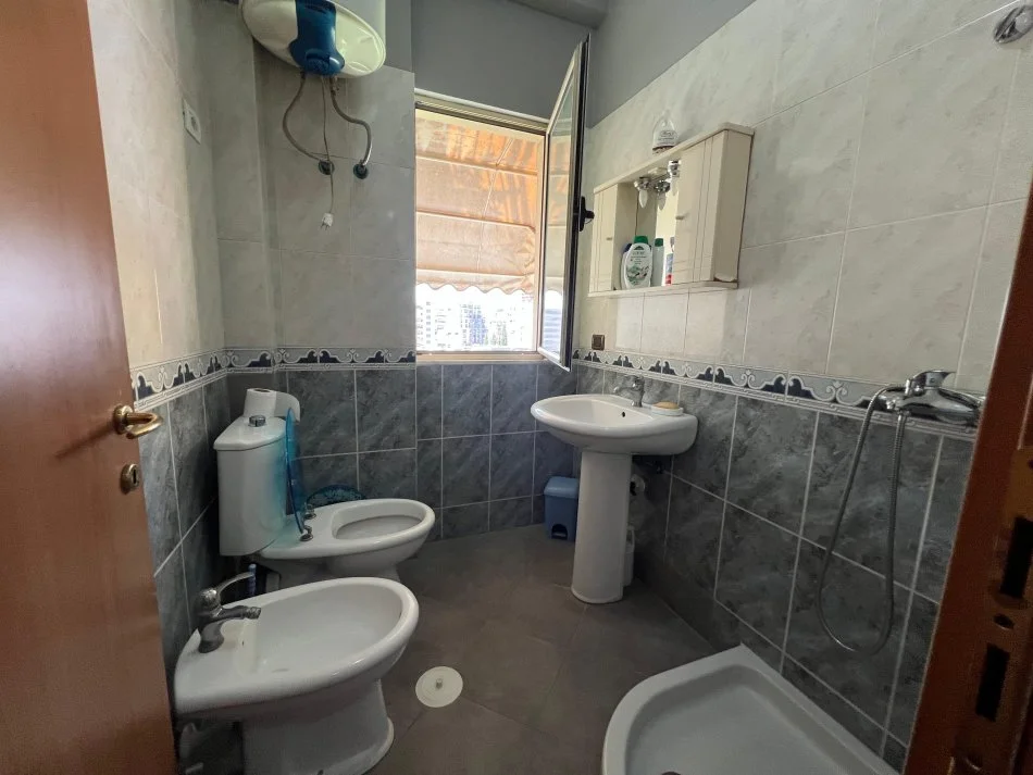 Tirane, jepet me qera apartament 1+1+Ballkon Kati 5, 70 m² 550 € (rruga e kavajes)