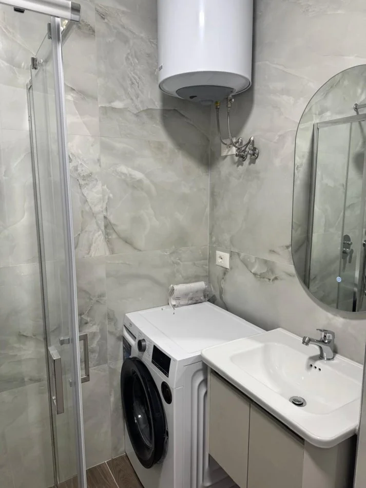 Tirane, jepet me qera apartament 1+1+Ballkon Kati 7, 70 m² 650 € (Trio Tower Residence, Don Bosko)