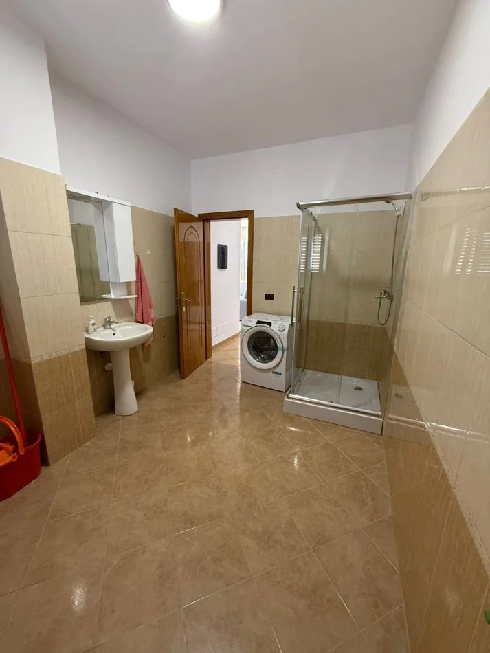 Tirane, jepet me qera apartament 2+1 , 120 m² 500 € 