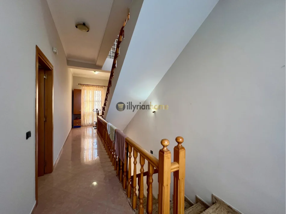 Vlore, shitet Vile 3-katëshe , 291 m² 650.000 € (pranë Lungomare)