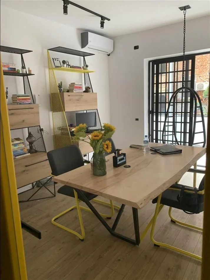 Tirane, jepet me qera ambjent biznesi Kati 2, 110 m² 1.000 € (RRUGA E DURRESIT)