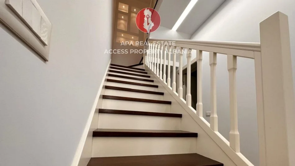 Tirane, jepet me qera Vile 4+1+Aneks+Ballkon Kati 0, 190 m² (Mullet)