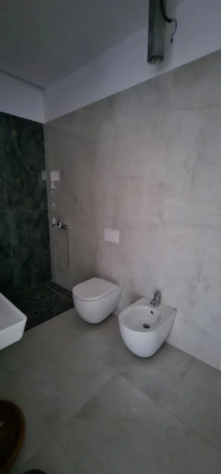 Tirane, jepet me qera zyre Kati 17, 160 m² 2.000 € (Rruga e Kavajes)