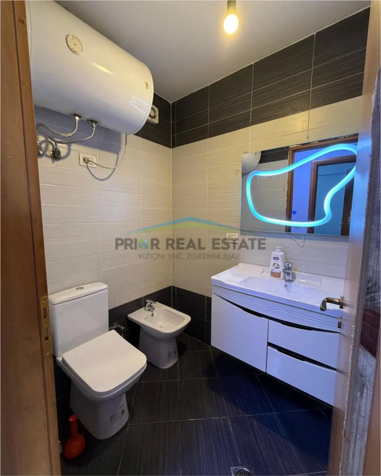 Tirane, jepet me qera 2+1+2 Kati 4, 105 m²  70.000ALL (Komuna e Parisit)