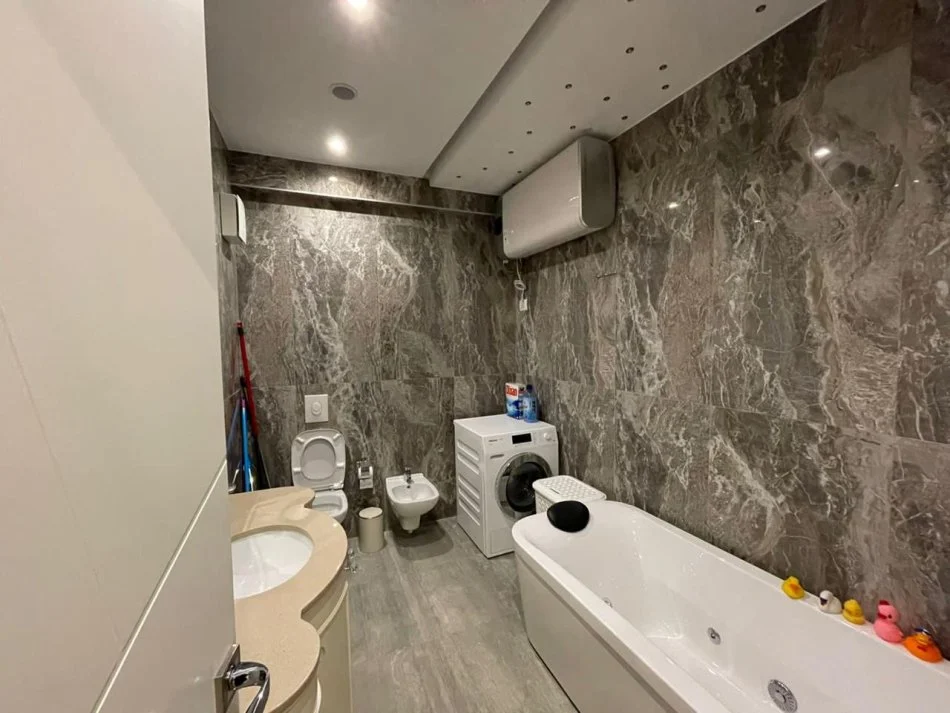 Tirane, jepet me qera apartament 3+1 , 140 m² 1.350 € 