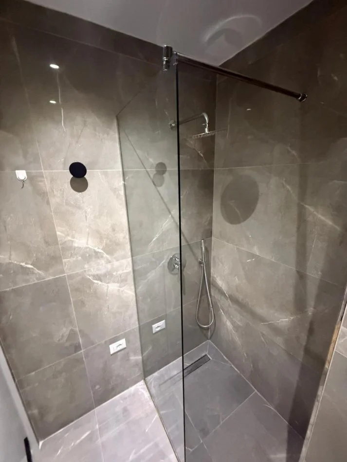 Tirane, jepet me qera apartament 2+1+Ballkon Kati 4, 120 m² 1.500 € (Parku Olimpik)