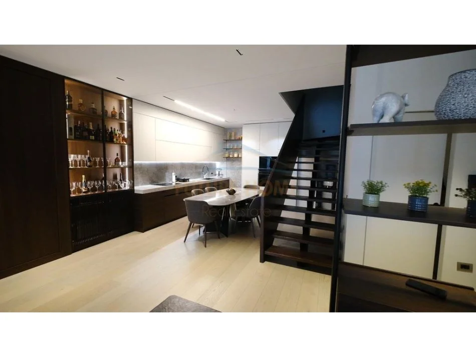 Tirane, shitet apartament duplex 3+1 , 365 m² (Squere 21)