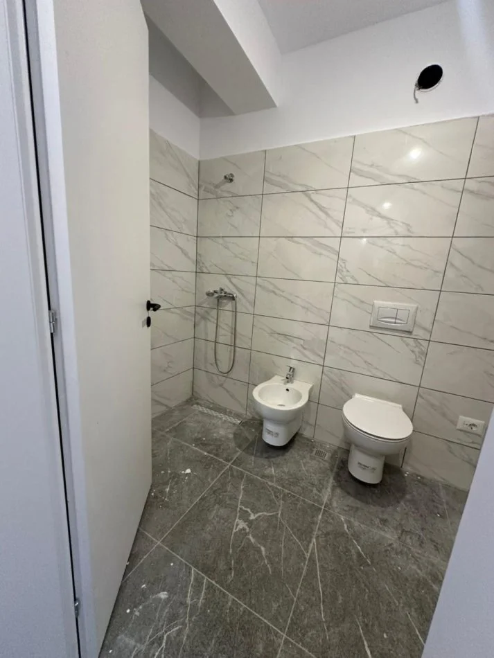 Tirane, shitet apartament 2+1+Ballkon Kati 3, 93 m² 180.000 € (Kodra e Diellit)