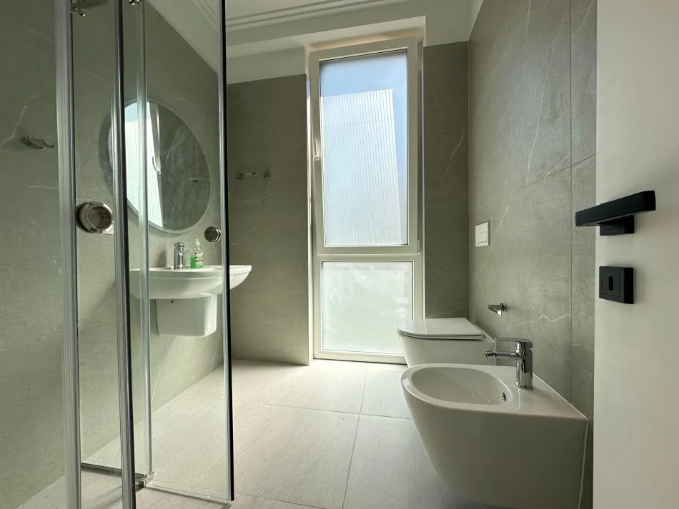 Tirane, jepet me qera apartament 3+1+Ballkon Kati 2, 140 m² 2.000 € (Liqeni i Thate)