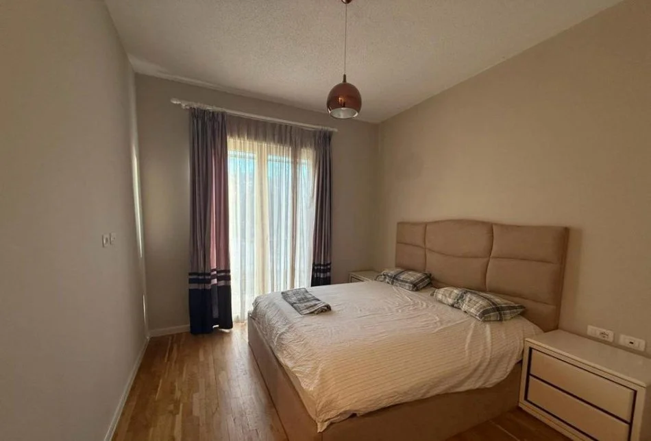 Tirane, jepet me qera apartament 3+1 , 240 m² 2.100 € 