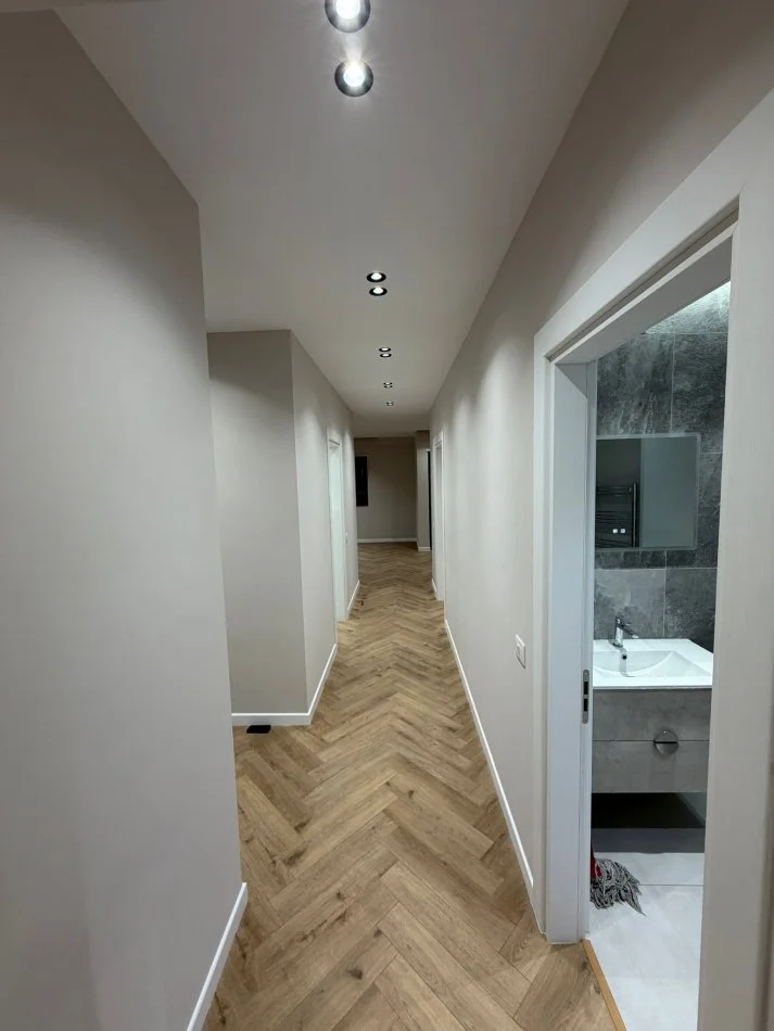 Tirane, jepet me qera zyre Kati 6, 128 m² 1.000 € (Astir/Oasis Rezidence)