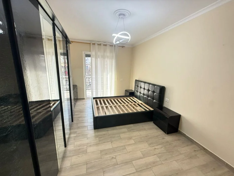Tirane, jepet me qera apartament 1+1 Kati 1, 70 m² 550 € (Rruga e Dibres)