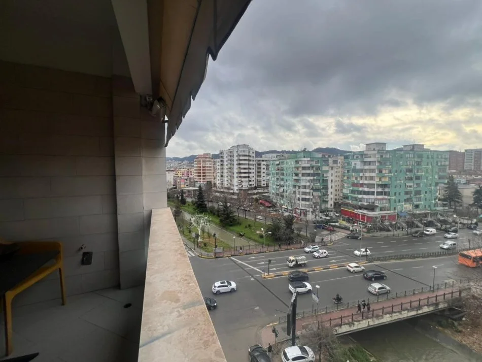 Tirane, jepet me qera apartament Kati 7, 75 m² 700 € (rruga e kavajes)