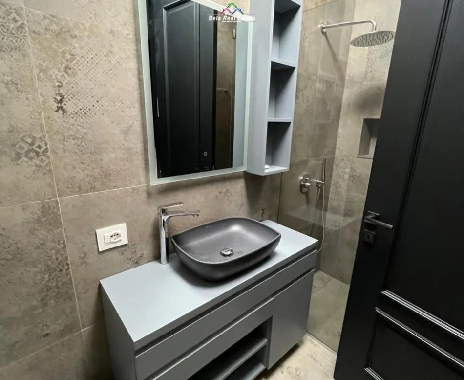 Tirane, jepet me qera apartament 2+1 , (Teg)