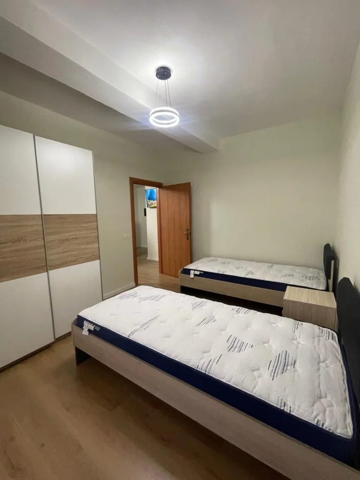 Tirane, jepet me qera apartament 1+1+Ballkon Kati 5, 60 m² 600 € (KOMUNA E PARISIT)