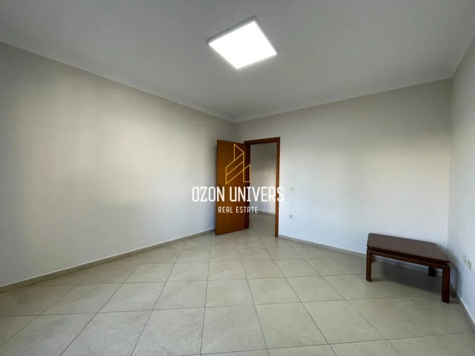 Tirane, jepet me qera apartament 2+1+Ballkon Kati 2, 106 m² 900 € (rruga e Kavajes)