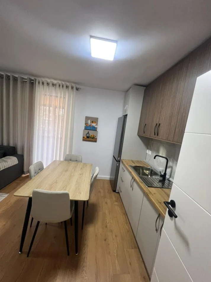 Tirane, jepet me qera apartament 2+1 Kati 3, 72 m² 990 € (Rruga Myslym Shyri)