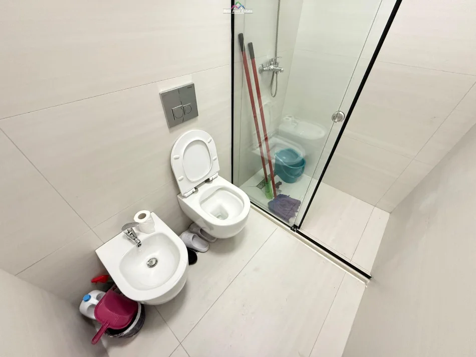 Tirane, jepet me qera apartament 2+1 Kati 5, 85 m² 630 € (Rruga 5 Maj, prane Black Stone)