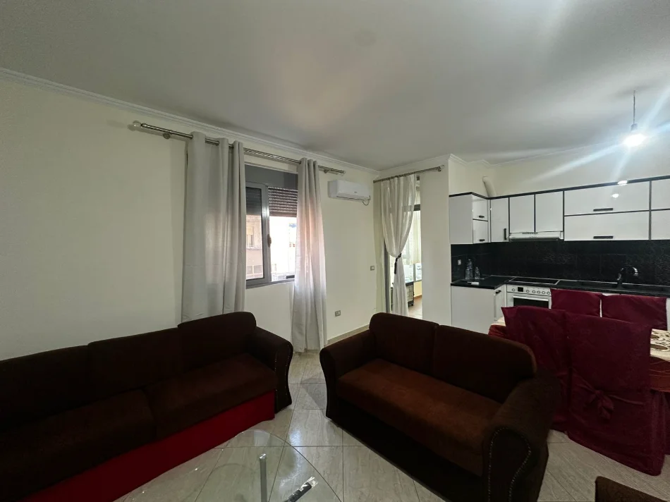 Vlore, jepet me qera apartament 2+1 Kati 5, 92 m² 400 € (Rruga Enver Jaho, Vlore)