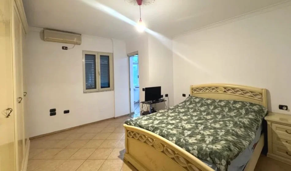 Tirane, jepet me qera apartament 2+1+Ballkon Kati 4, 128 m² 800 € (Liqeni Artificial)
