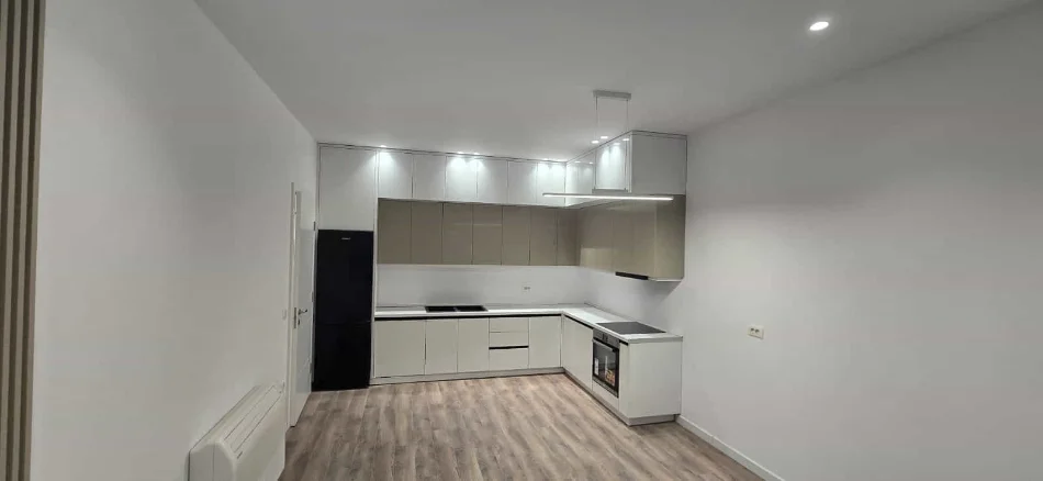 Tirane, jepet me qera apartament 1+1 Kati 2, 81 m² 730 € (Rruga 5 Maj)