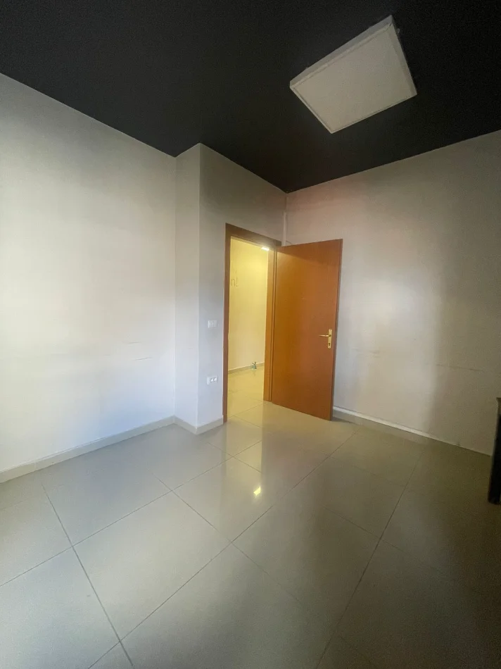 Tirane, jepet me qera ambjent biznesi Kati 5, 250 m² 2.000 € (Rruga e Dibres)