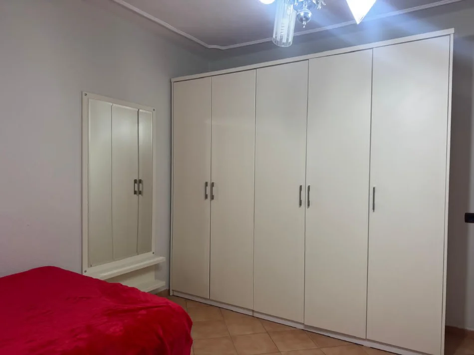 Tirane, jepet me qera shtepi 2+1+Ballkon Kati 1, 111 m² 450 € (Allias)