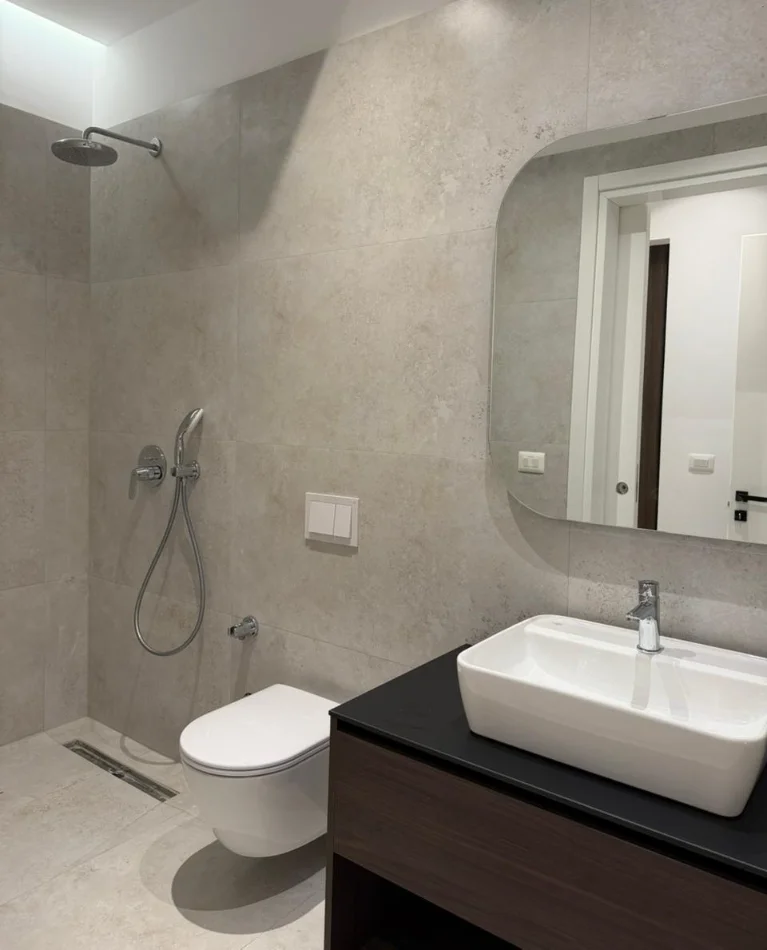 Tirane, jepet me qera apartament 2+1 , 140 m² 2.800 € 