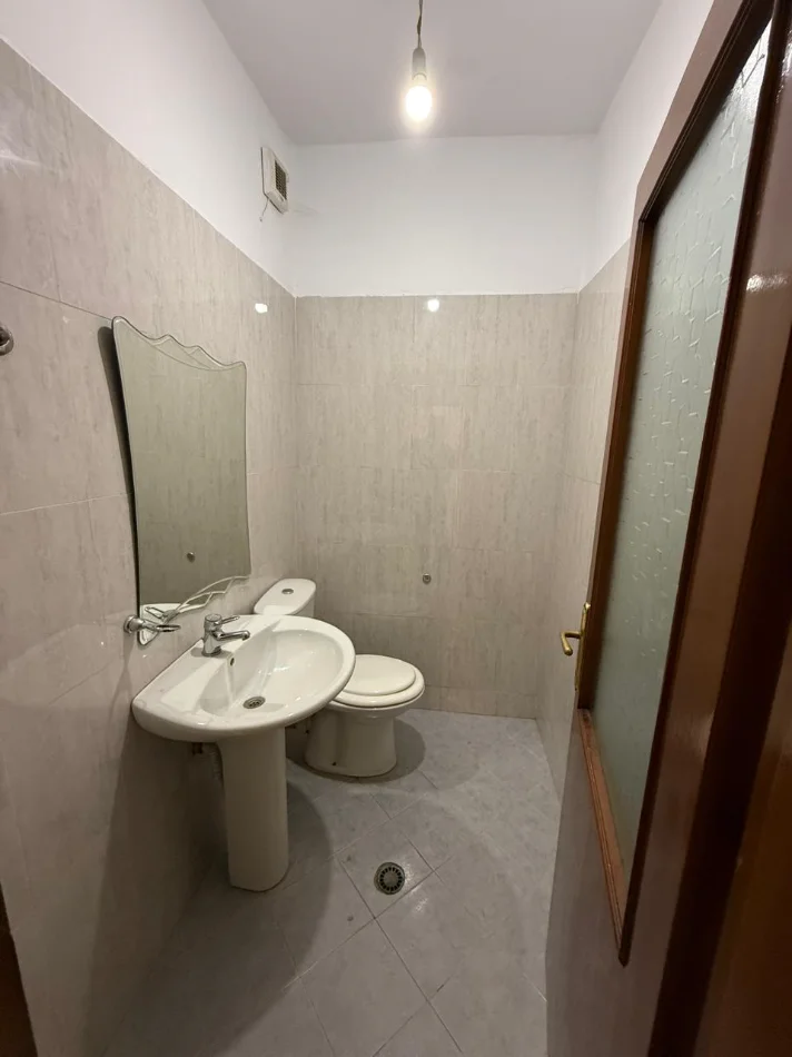 Tirane, jepet me qera apartament 2+1+Ballkon Kati 12, 107 m² 600 € (Rruga Sali Butka)