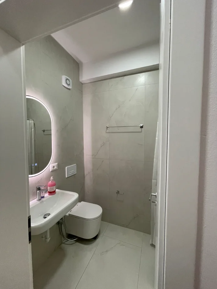 Tirane, jepet me qera apartament 1+1+Ballkon Kati 3, 55 m² 450 € (Ali Demi)