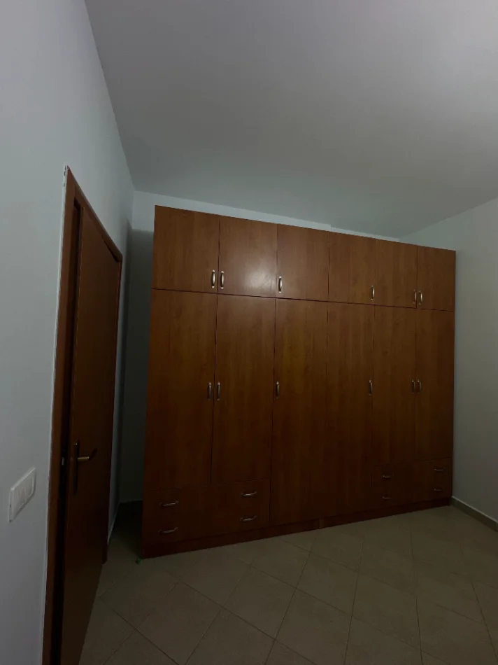 Tirane, jepet me qera apartament 1+1 Kati 3, 70 m² 520 € (Rruga Bill Klinton)