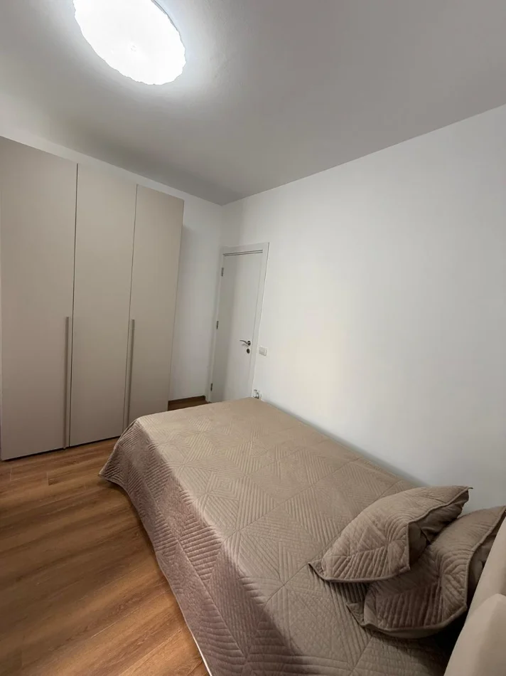 Tirane, jepet me qera apartament 2+1+Ballkon Kati 8, 103 m² 800 € (Ish Parku i Autobuzave)
