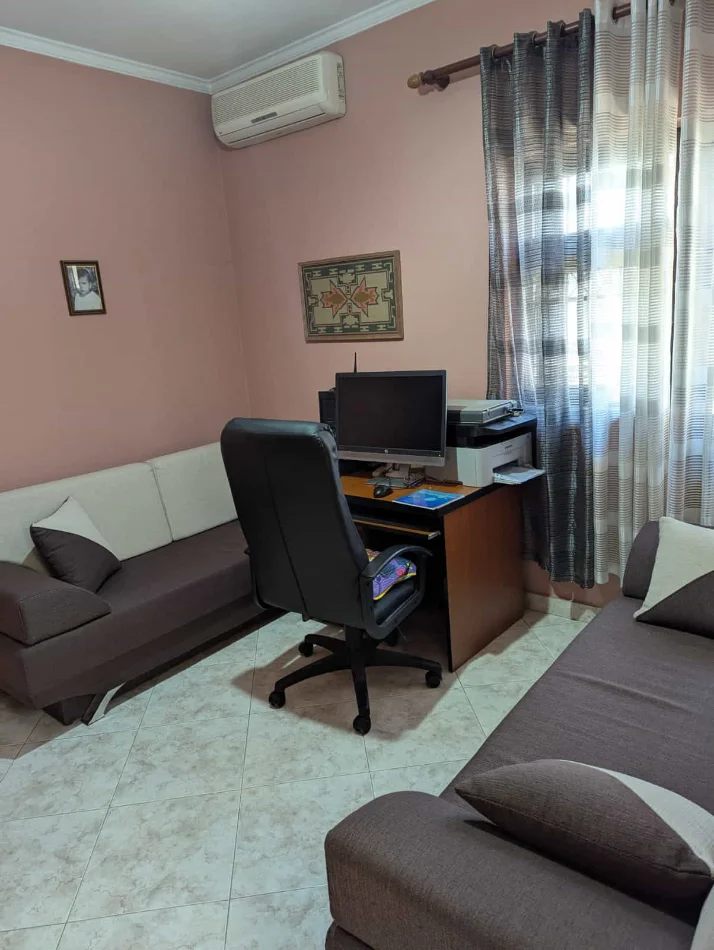 Tirane, jepet me qera apartament 5+1+Ballkon Kati 3, 260 m² 520.000 € (Rruga Albanopoli)