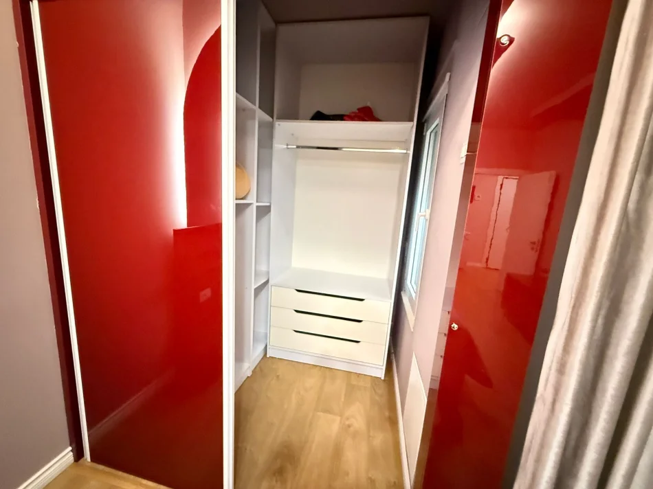 Tirane, jepet me qera apartament 2+1 Kati 2, 95 m² 900 € (Rruga Tafaj)