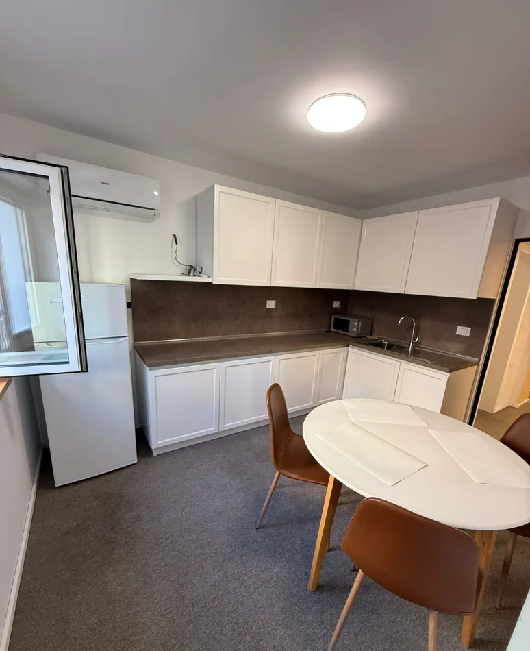 Tirane, jepet me qera zyre , 130 m² 1.500 € 