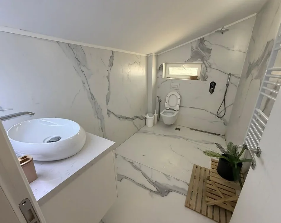 Tirane, jepet me qera apartament 3+1 , 200 m² 1.500 € 