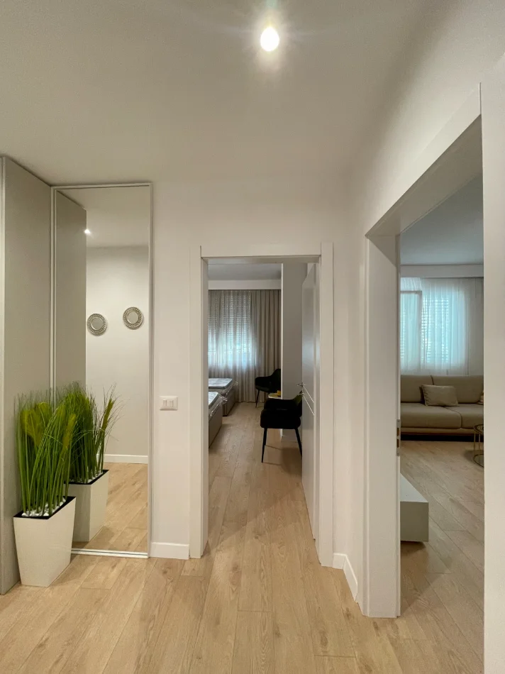 Tirane, jepet me qera apartament 2+1+Ballkon Kati 5, 90 m² 950 € (Rruga e Kavajës, pranë Kishës Ortodokse)