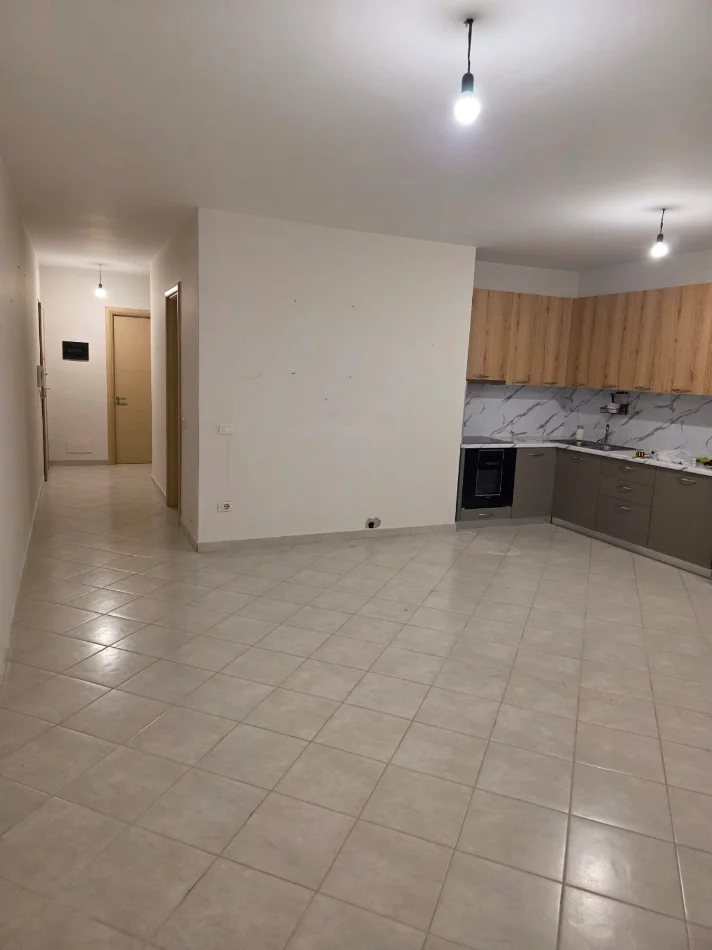 Tirane, jepet me qera zyre Kati 2, 105 m² 700 € (21 DHJETORI KOOMPLEKSI KONTAKT)